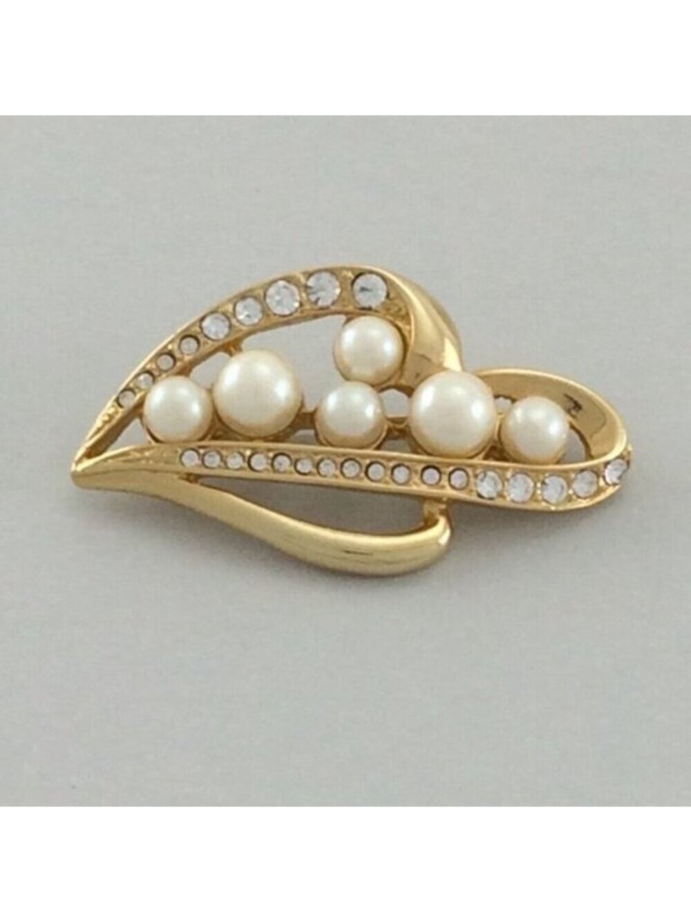 Vintage Richelieu Rhinestone Faux Pearl Goldtone Unisex Metal Brooch Pin Classic